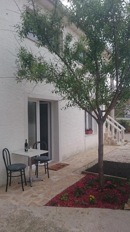 Apartments Mas-Rafaj Vir Ngoại thất bức ảnh