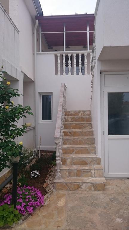 Apartments Mas-Rafaj Vir Ngoại thất bức ảnh